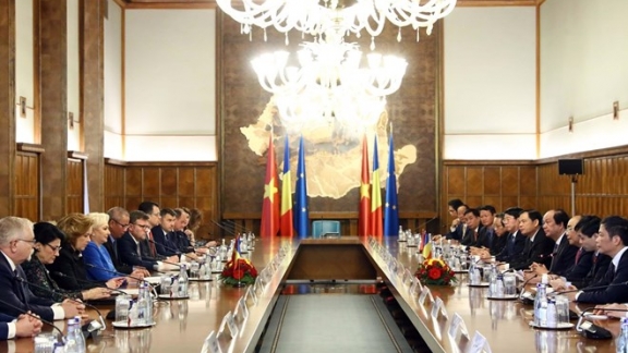 PM Phuc holds talks with Romanian counterpart