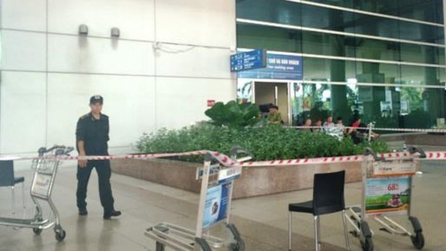 Australian fell from 3rd floor ternminal in Tan Son Nhat airport