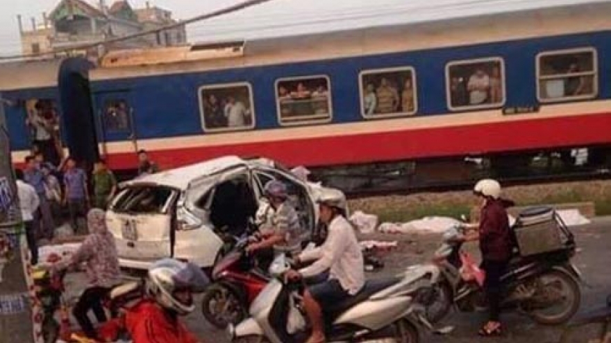 5 dead, 2 injured after train hits taxi-car in Hanoi