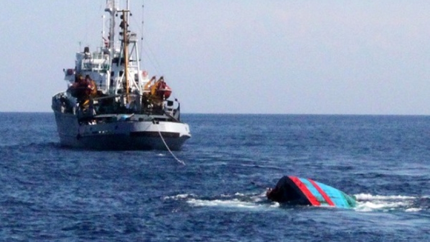 Vietnamese fishing boat rammed and sunk by unnamed ship
