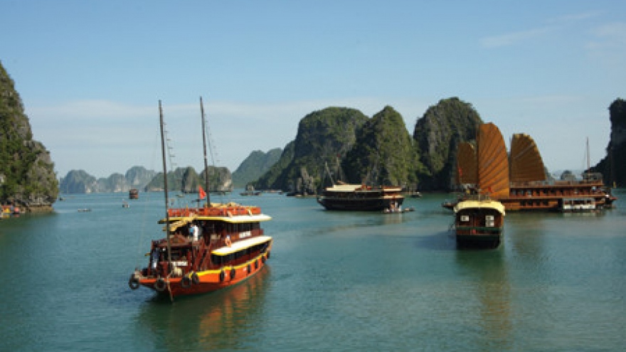 Ha Long Bay tourist boats grounded for lack of safety 