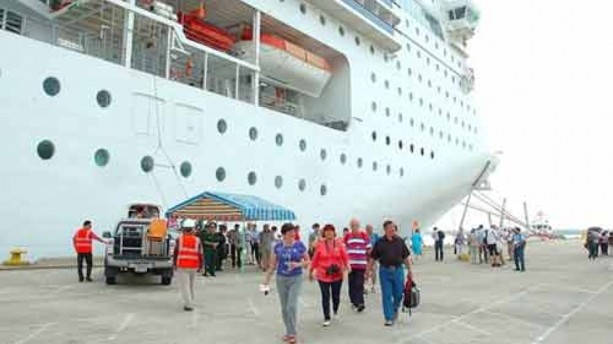 Biggest cruise ship docks at Tien Sa Port