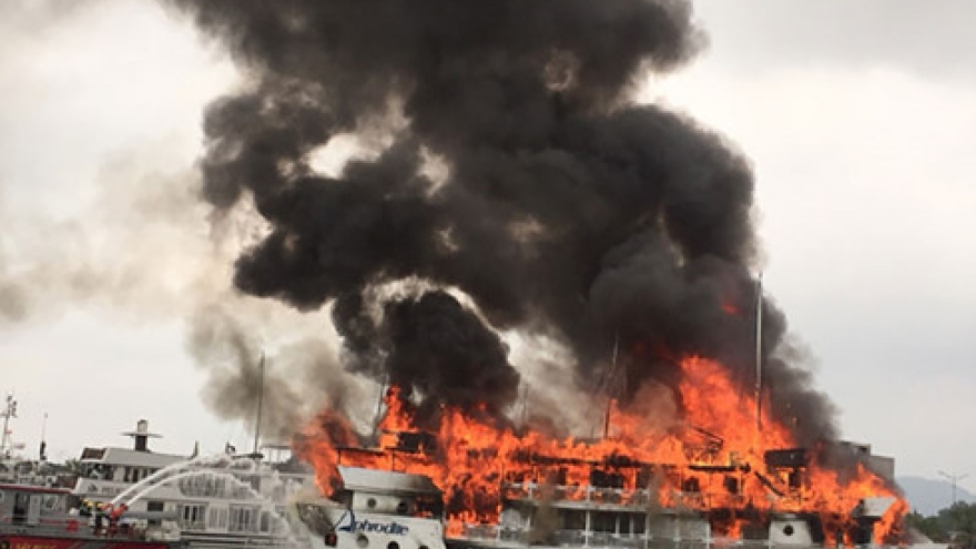 Cruise ship docked in Ha Long Bay catches fire