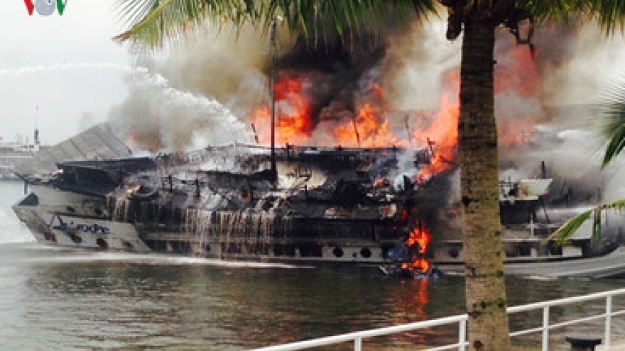 Massive fire sinks Ha Long Bay cruise vessel, 37 aboard