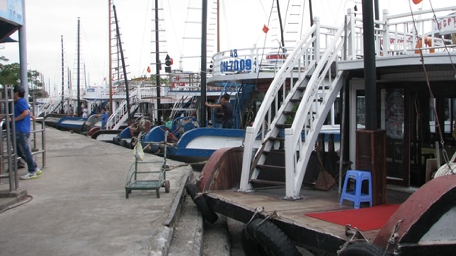 Ha Long Bay boat operators fined for safety violations
