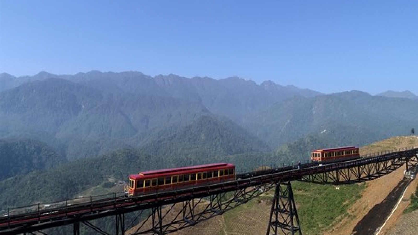 Exploring Muong Hoa valley by mountain train 