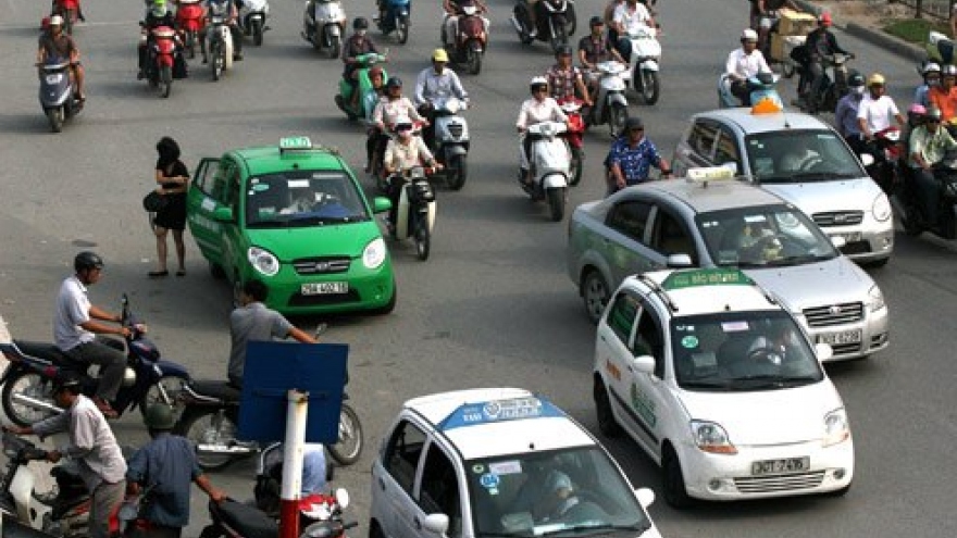 500 taxi drivers in Hanoi fined for driving time violation