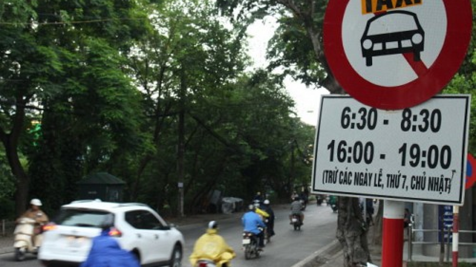 Hanoi mulls no-Uber, Grab streets
