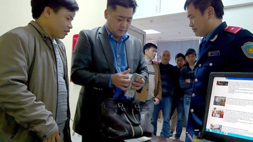 Hanoi taxi driver returns US$14,000 to forgetful Korean customer