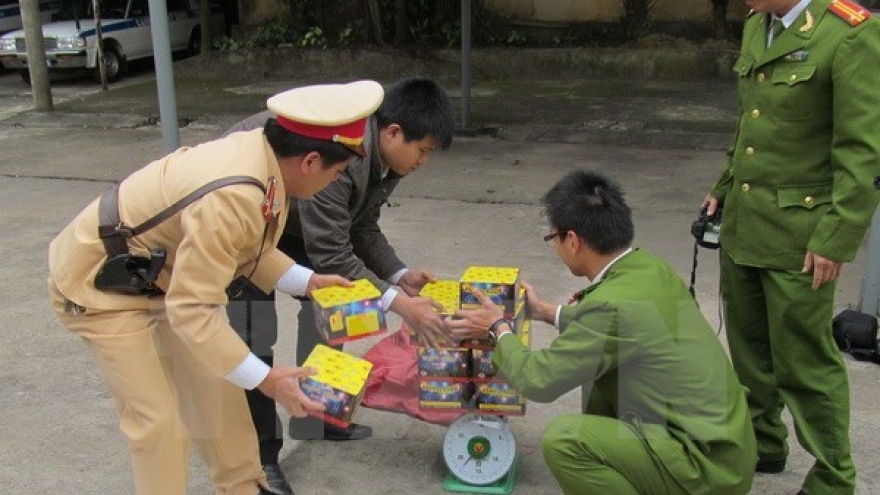 Tay Ninh: Cross-border cracker smuggling increases in run-up to Tet