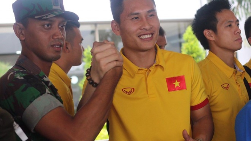 Indonesian fans welcome Vietnam football squad