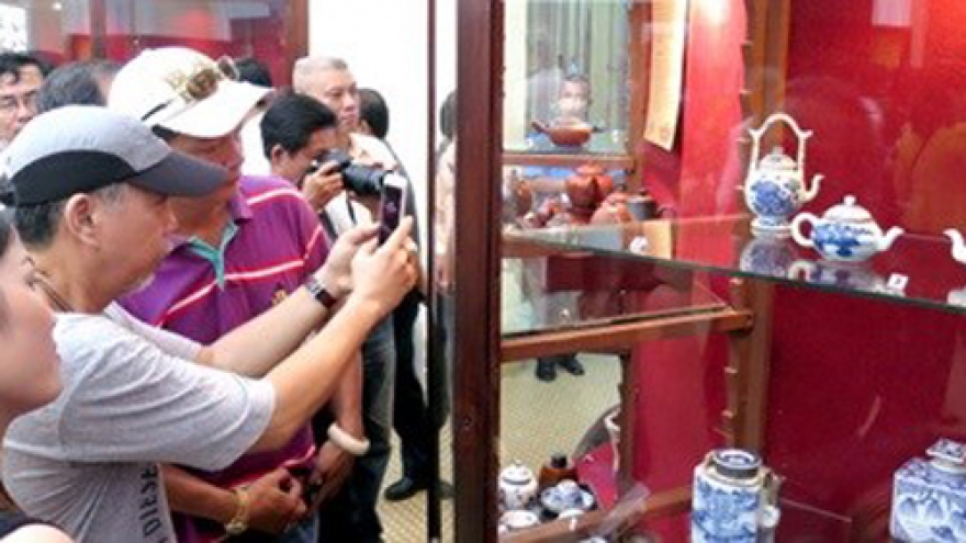 HCM City exhibits antique tea sets