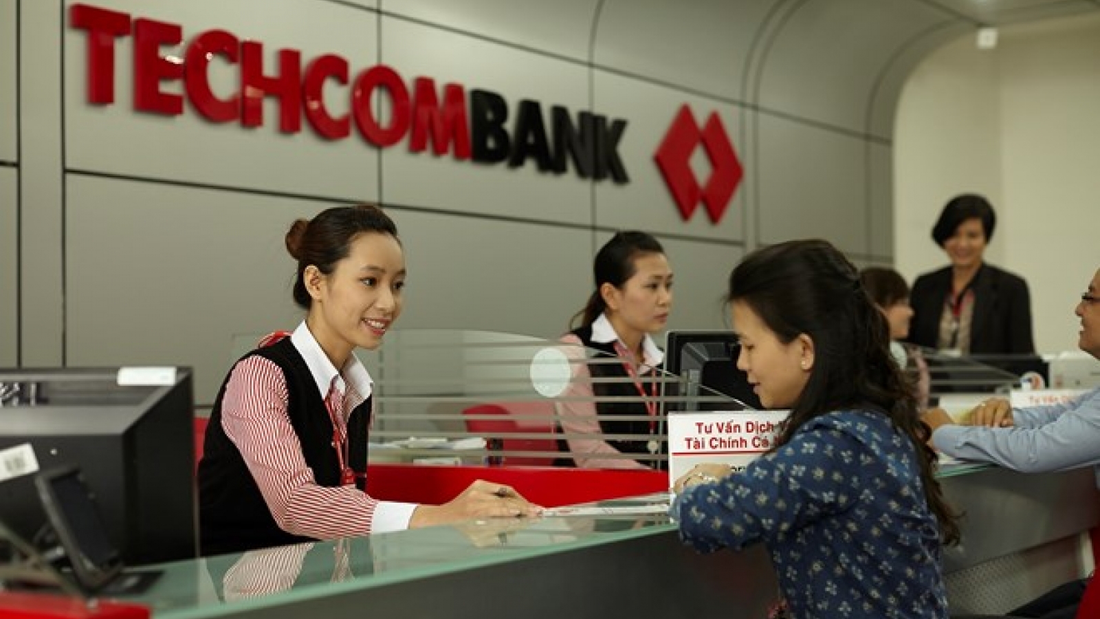 Techcombank receives many int’l awards
