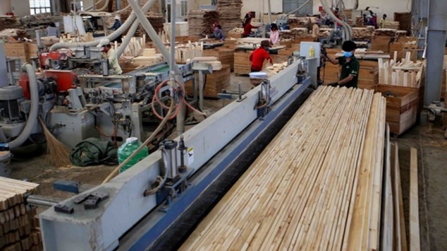Temporary suspension of import and re-export of plywood to US