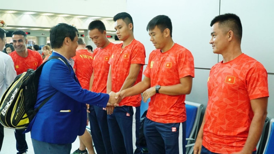 Vietnamese tennis players fly to Singapore ahead of Davis Cup 2019