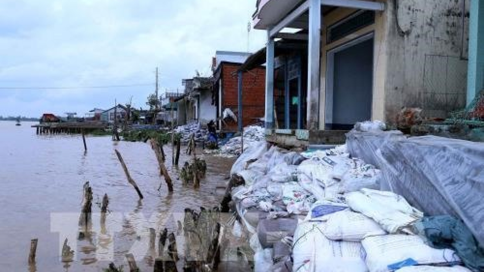 Can Tho faces landslide threats, to relocate 9,400 households along rivers, canals