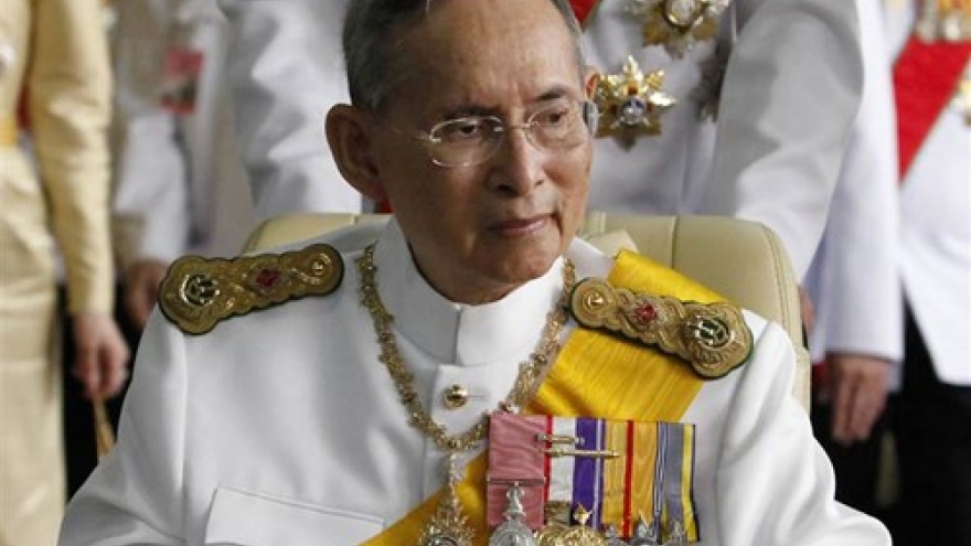 Defence Minister pays floral tribute to Thai King