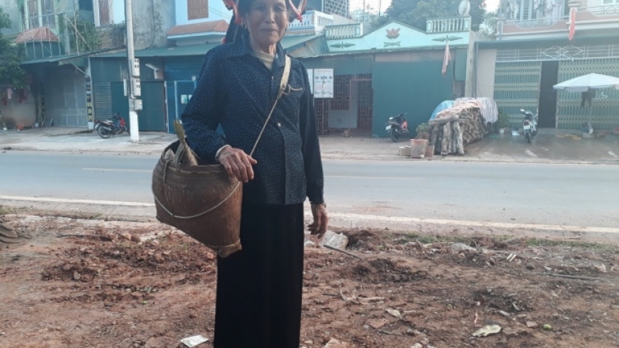 Shoulder bamboo basket of Thai women