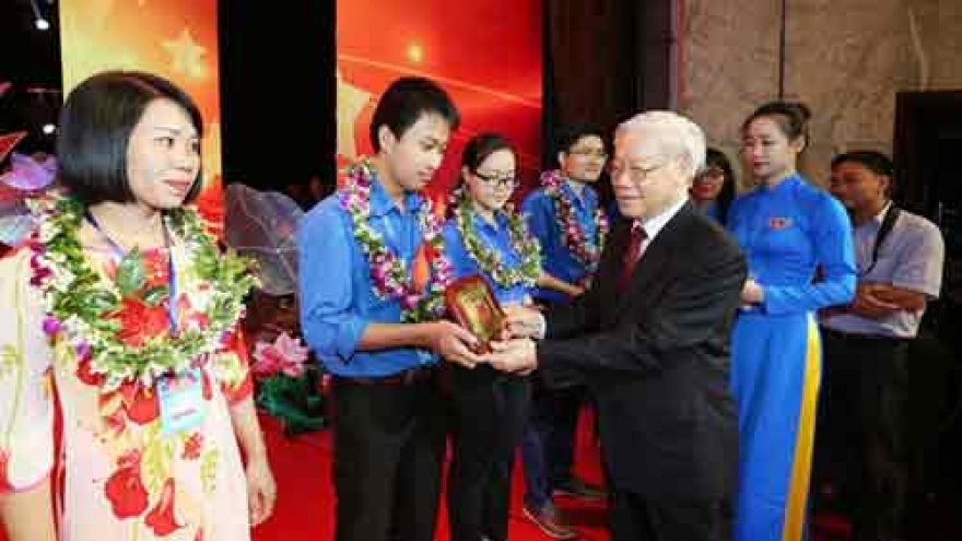 Distinguished youths get credit for following President Ho’s example