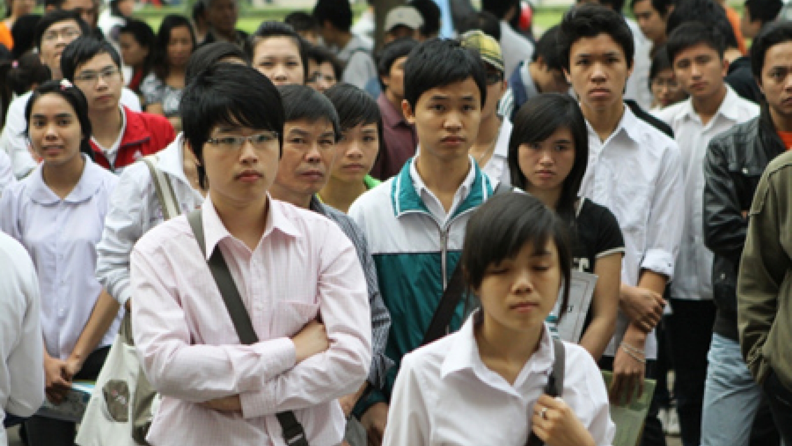 Economy chugs along as job creation, unemployment rise