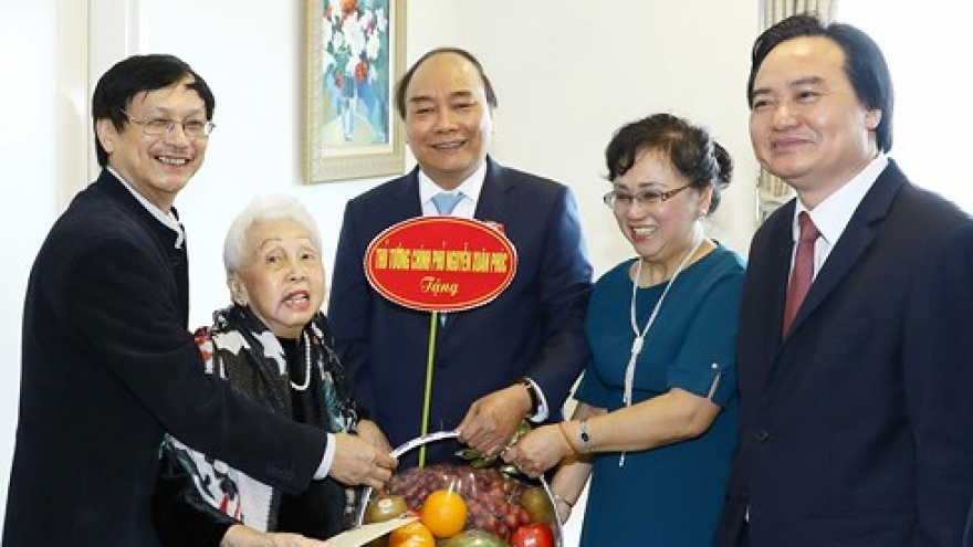 Leaders congratulate outstanding teachers on Vietnam Teachers’ Day