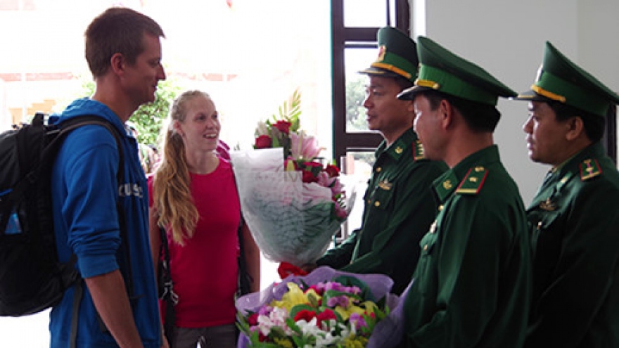 Lao Bao border crossing welcomes first e-visa recipients 
