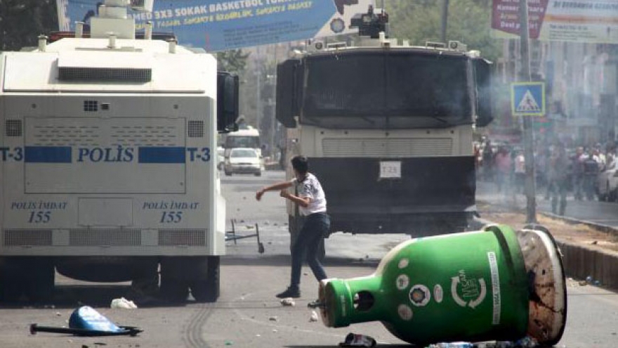 Clashes, militant bombing kill nine in southeast Turkey