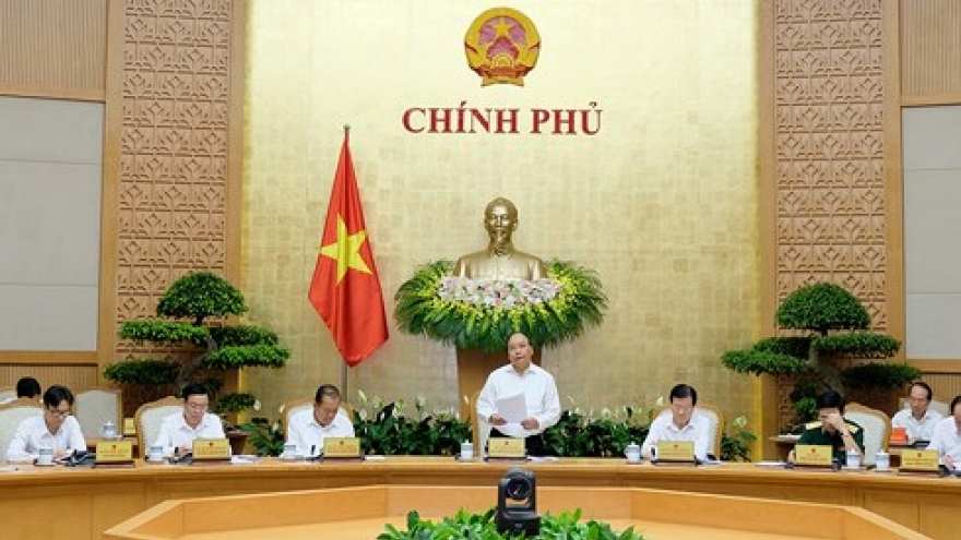 PM Phuc points to insufficient simplification of administrative procedures