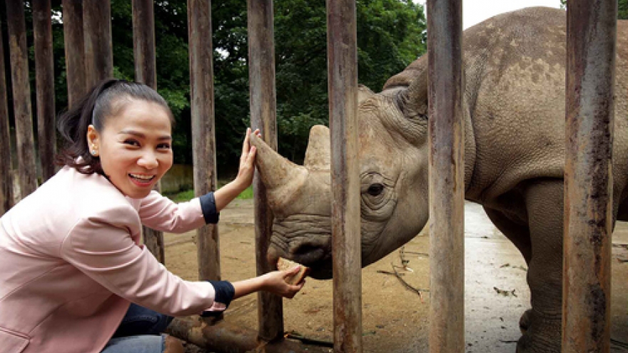 Pop star Thu Minh visits Czech Zoo Dvur Kralove 