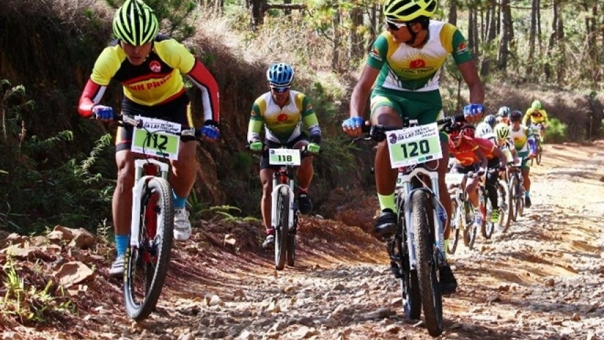 Int’l cycling tournament opens in Lam Dong