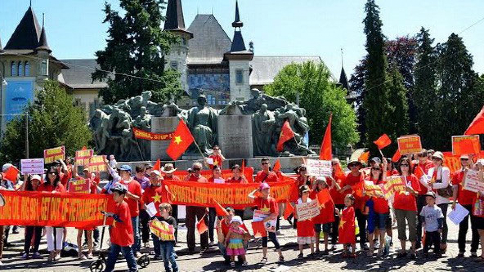 Vietnamese enterprises in Switzerland, Russia enhance trade relations