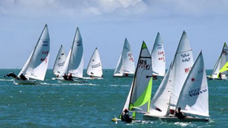 
        Nha Trang hosts sailing boat race
                              