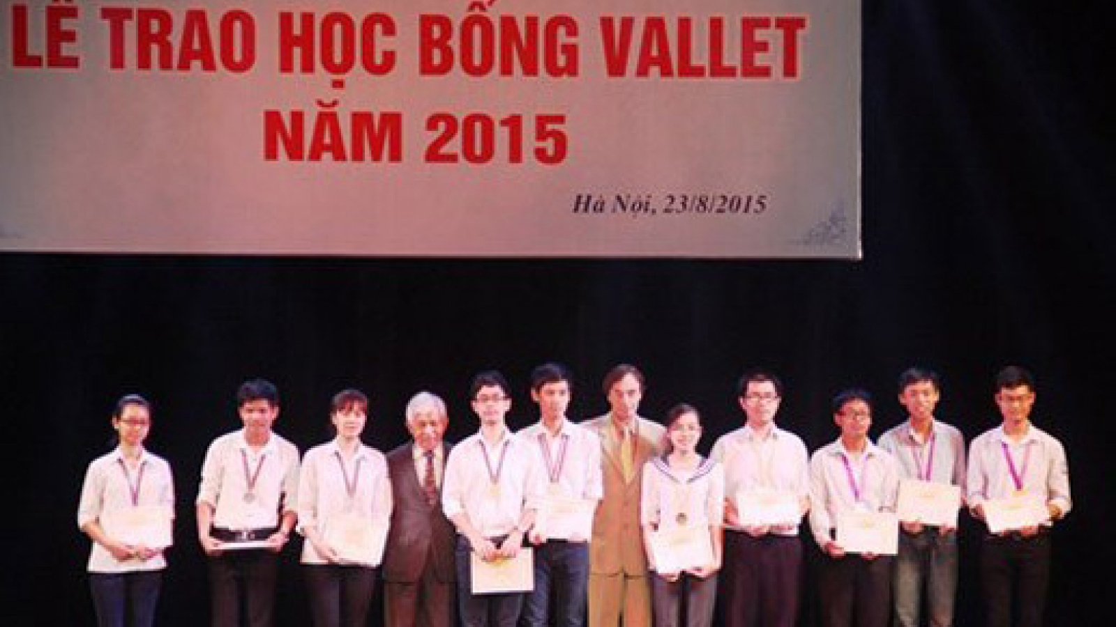 Students awarded Vallet scholarships