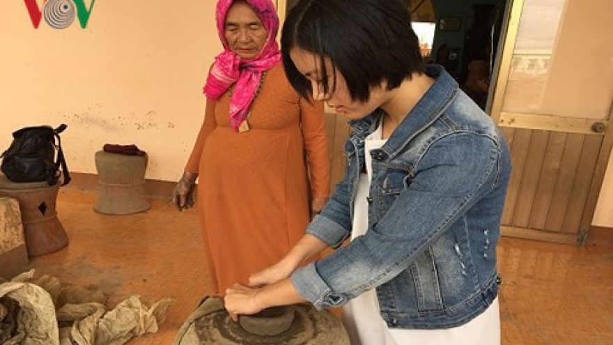 Cham ethnic culture: Bau Truc ceramic village and curry dish
