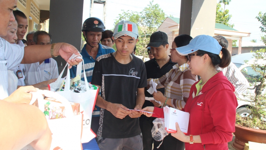 Tet gifts offered to impoverished people nationwide