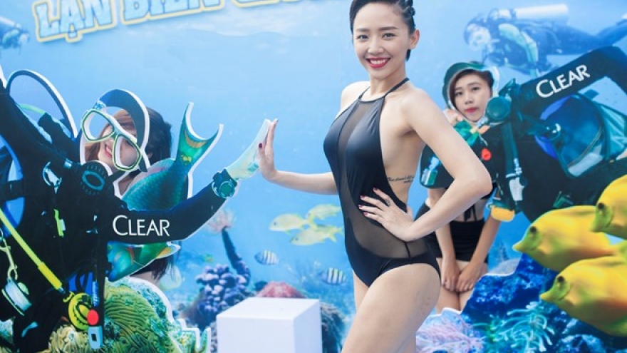Toc Tien shows off her curves in bikini at water festival