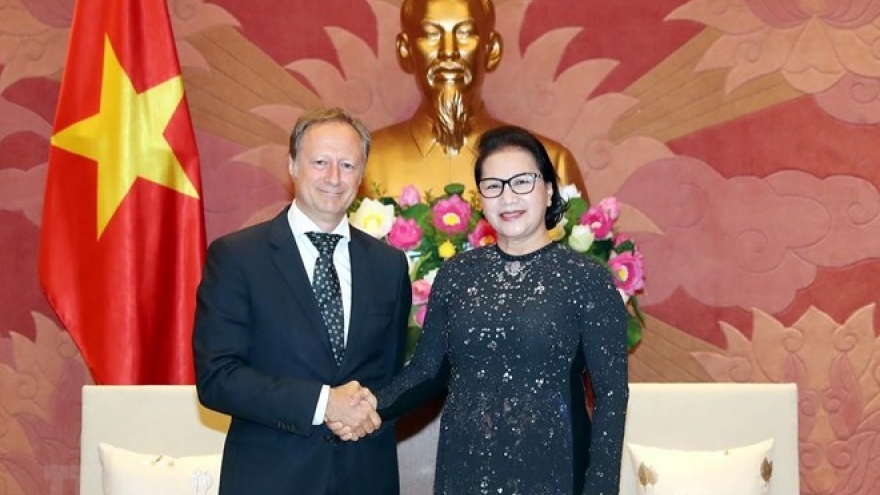 Top legislator bids farewell to EU delegation head