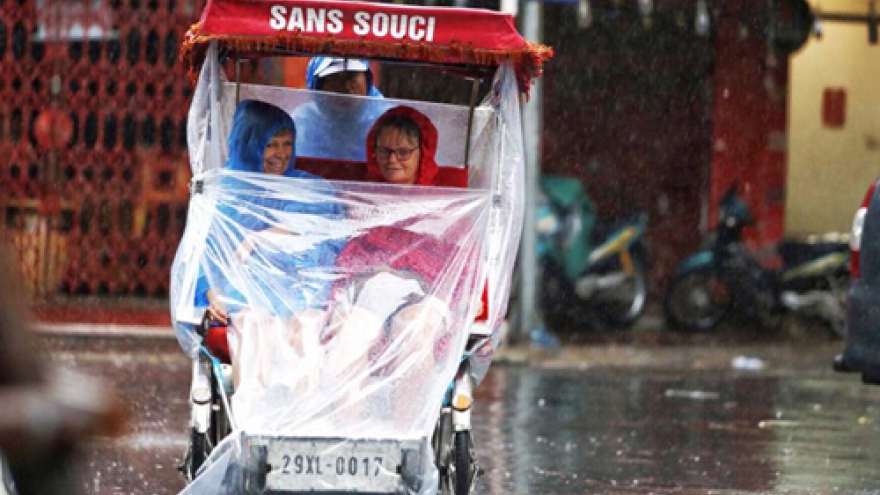 
        Thousands of tours canceled as Typhoon Dianmu batters Vietnam
                              