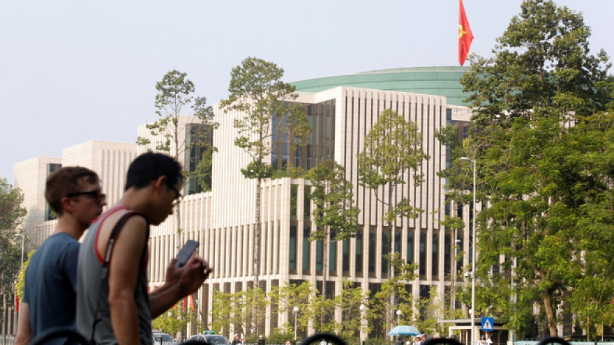 Vietnam should lift ban on foreign tour guides: legislator