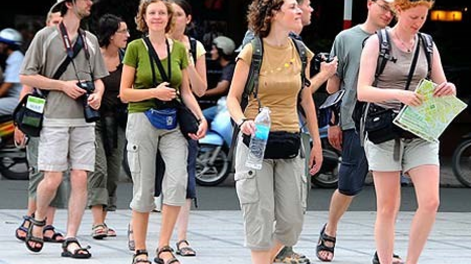 Vietnam extends free visa-on-arrival program