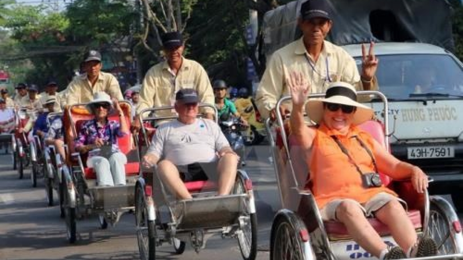Tourist numbers soar in big cities during national holiday
