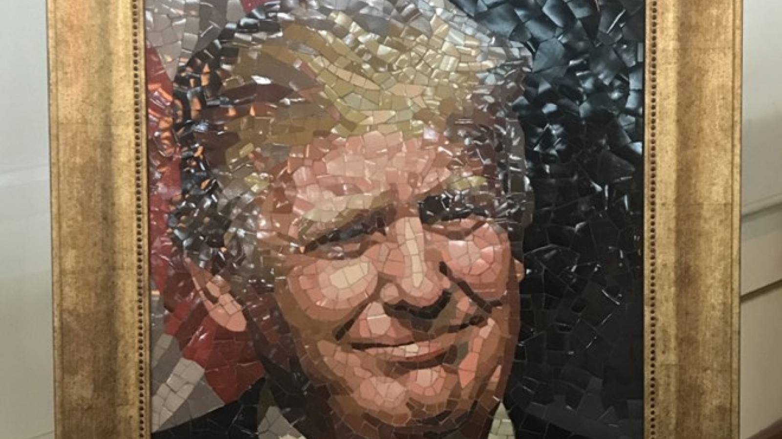 Portraits of 21 APEC economic leaders on show in Hanoi