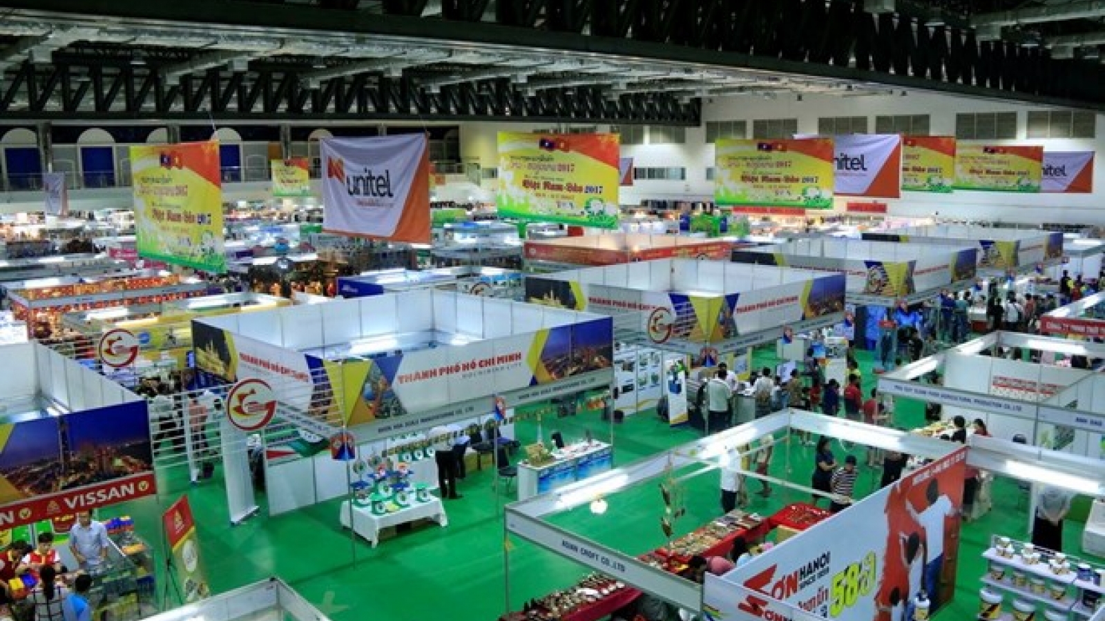 Vietnam-Laos trade fair opens in Vientiane