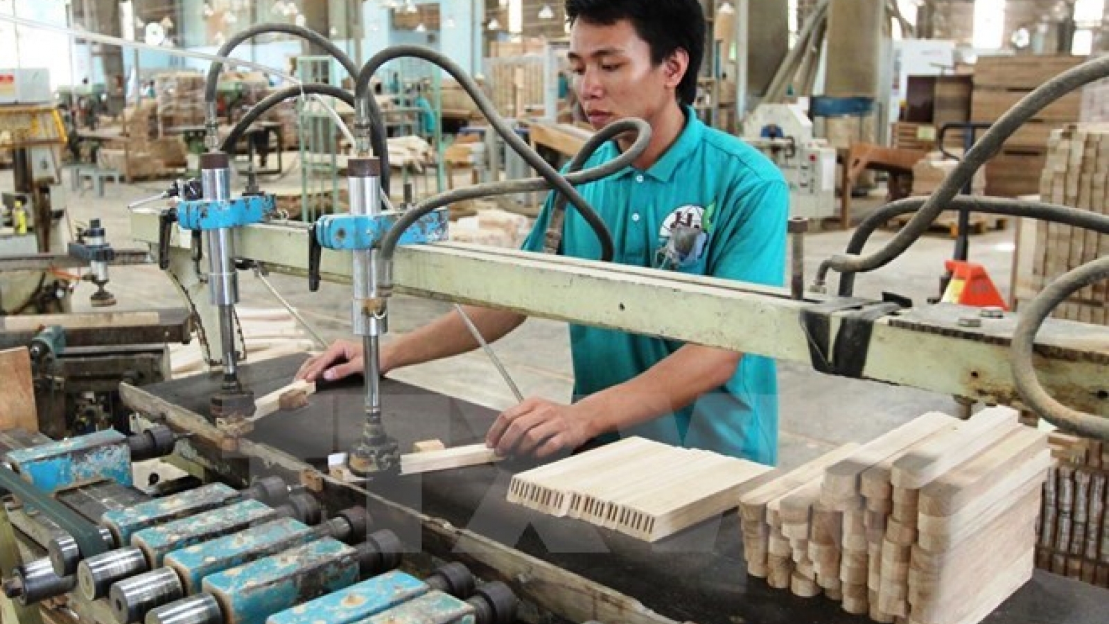 Temporary floating bridge built to boost Vietnam-China border trade