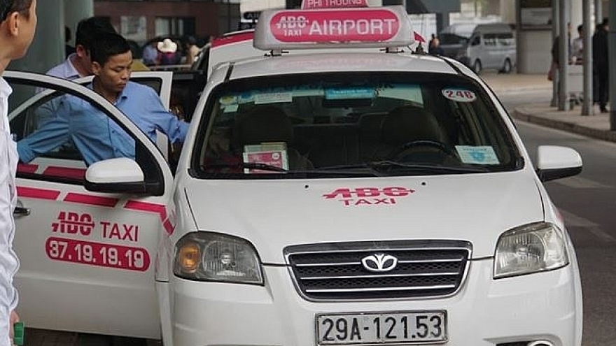 Taxi associations request temporary policy to hamper Uber and Grab