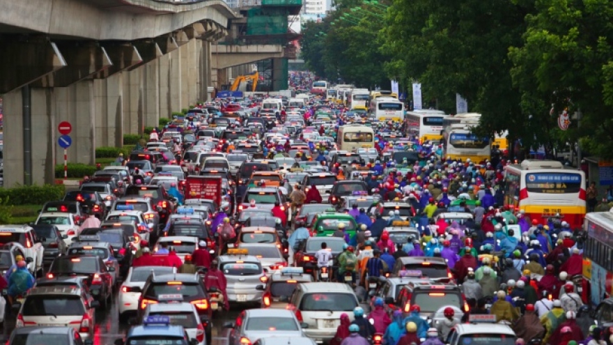 Hanoi officials defend controversial survey that backs motorbike ban