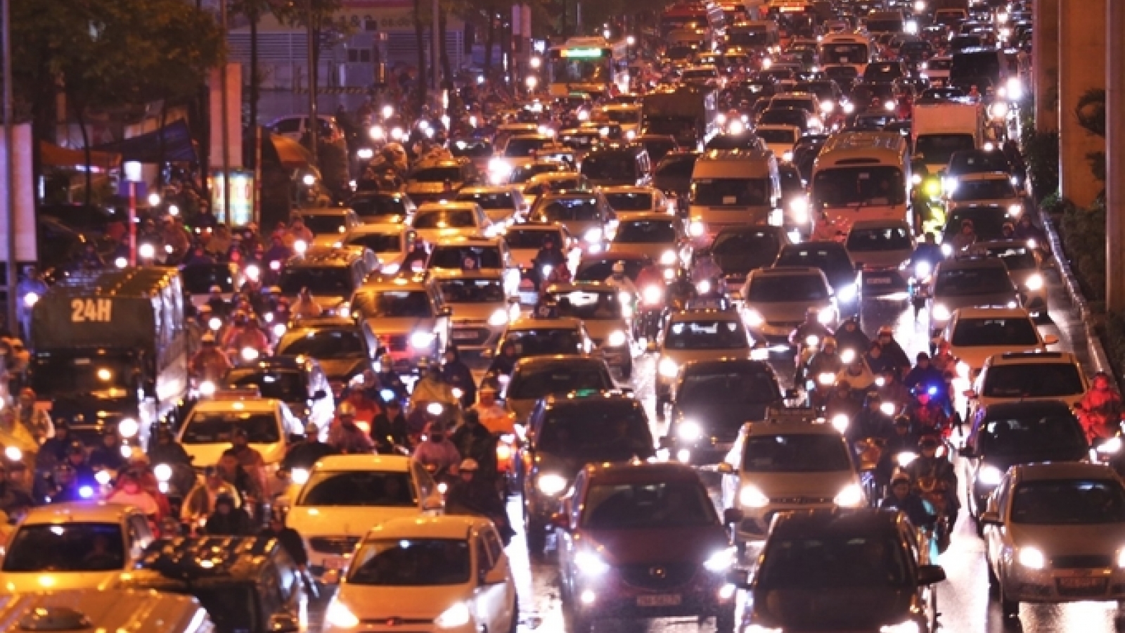Holiday traffic blamed as Hanoi air quality turns 'very unhealthy'