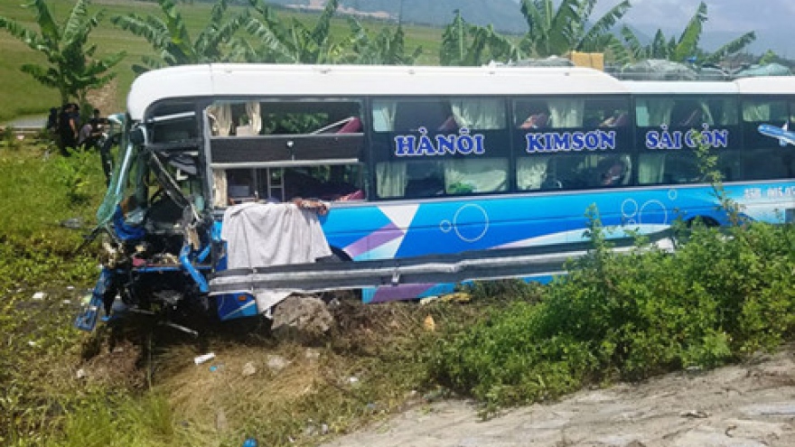 Truck driver killed in crash with passenger bus in Nha Trang