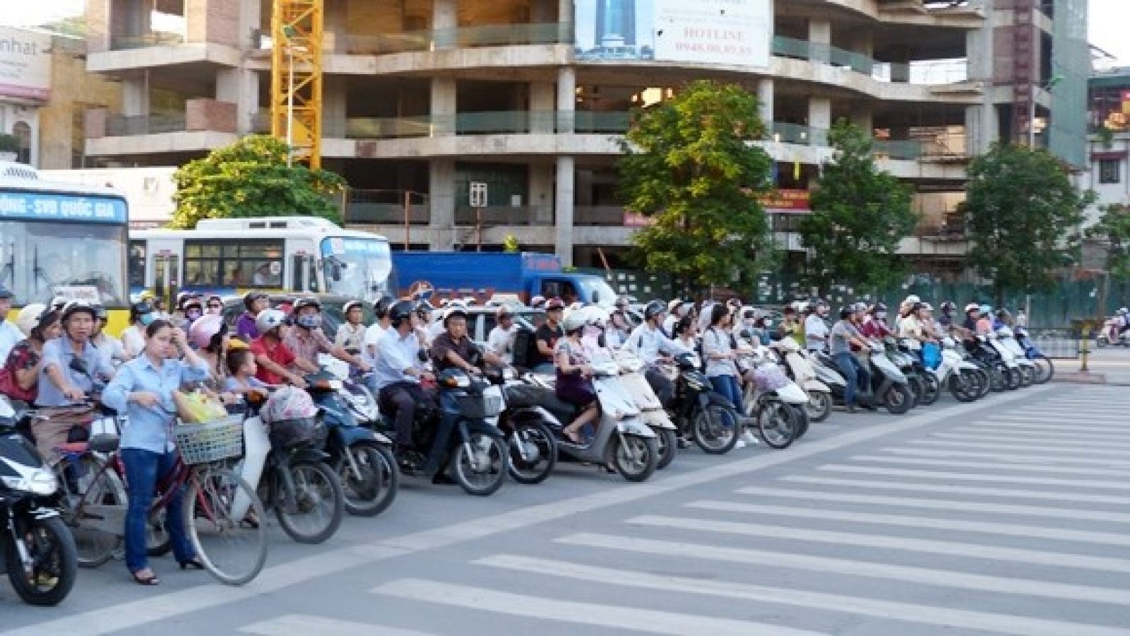 PM urges traffic safety throughout coming holidays