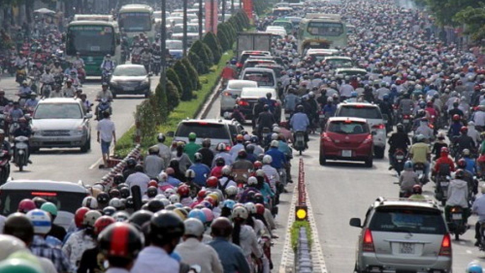 35 solutions proposed to tackle Ho Chi Minh City traffic congestion